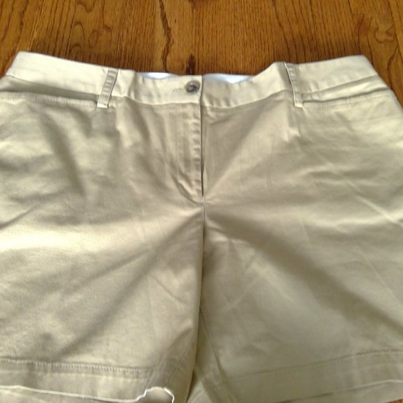 Land's End Plus Size 16 Khaki Pocketed Shorts Belt Loops - Picture 2 of 11